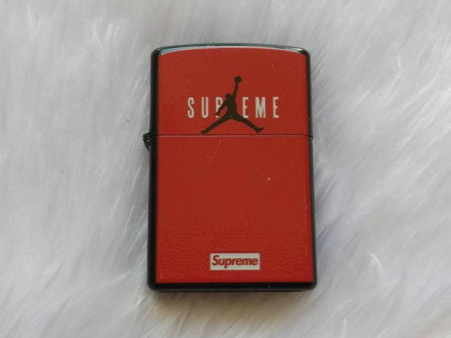 ไฟแช็กสไตล์ซิปโป้ ลาย Supreme ไม่มีกล่อง