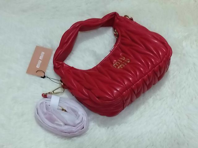 กระเป๋า Miu Miu - Wander Mini Hobo Bag (สีแดง)