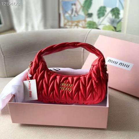 กระเป๋า Miu Miu - Wander Mini Hobo Bag (สีแดง)