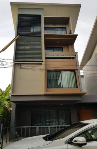 BH3095 ให้เช่า ทาวน์​โฮม /โฮมออฟฟิศ 3 ชั้นครึ่ง เฮ้าส์โคลเวอร์ (Haus Clover) โรบินสัน ราชพฤกษ์ 