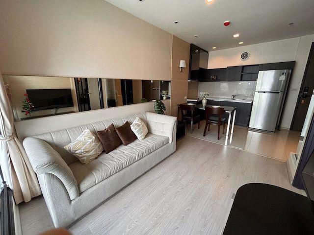 Rhythm Sukhumvit 44 Safe comfortable private 17th floor BTS Phra Khanong