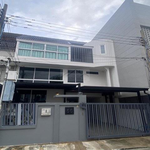 P18 ขายทาวน์โฮม หมู่บ้าน จันทรานิเวศน์ ซอยจันทน์ 16 ใกล้ สาทร  3 ชั้น 284 ตรม.