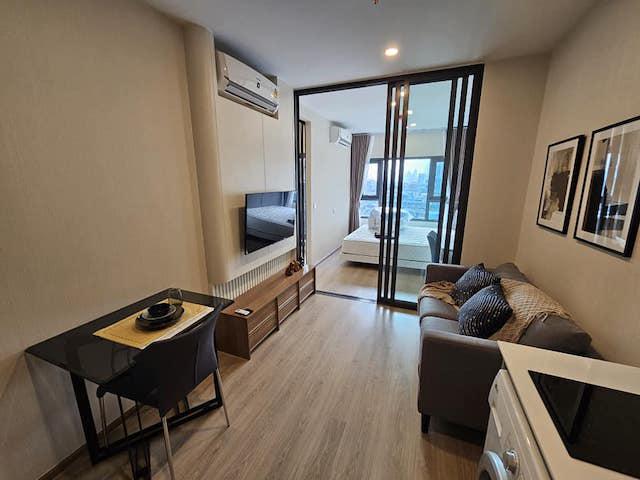 Life Rama 4 Asoke comfortable quiet private 11th floor MRT Klongtoei