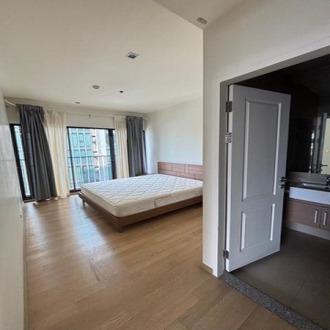 Noble Refine Sukhumvit 26 spacious private clean 19th floor BTS Phrom Phong