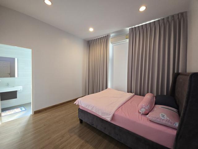 ขายบ้านเดี่ยว 104 ตรว. มิลตัน เรสซิเดนซ์ รามอินทรา ราคา 14.7 ล้าน ริมถนนรามอินทรา 119/1 ใกล้แฟชั่นไอส์แลนด์    สถานนีรถไฟฟ้าเศรษฐบุตร บําเพ็ญ ใกล้เพียง ( 300 เมตร )