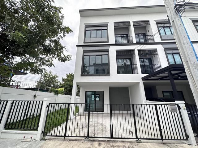 ให้เช่าทาวน์โฮม 3 ชั้นหลังมุม 3 ห้องนอน โครงการบ้านลุมพินี ทาวน์เพลส สุขุมวิท-ศรีนครินทร์ ซอยสุขุมวิท 113 ใกล้ BTS สำโรง และ BTS ศรีด่าน