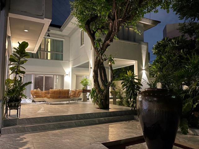 บ้านเดี่ยวโนเบิลทาราพัฒนาการ 5 ห้องนอน 134 sq.wa พื้นที่ใช้สอย 550 sq.m สระว่ายน้ำส่วนตัว