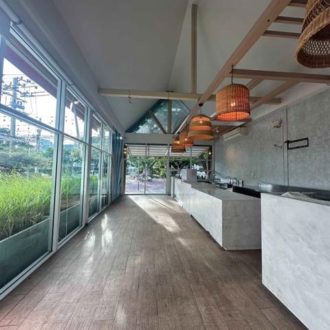 11 จอดรถ เจริญกรุง 68-77 จันทน์ ให้เช่าร้าน cafe 1 นอน 2 น้ำ  38ตร.ม. BTS สะพานตากสิน 1.2 กม.  ทำเลดี เอเชียทีค 950ม