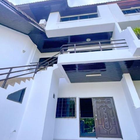 รร.นานาชาติบางกอกพัฒนา 200 ม.4 นอน ลาซาล33-39 BTS บางนา 2.2กม.ให้เช่าทาวน์โฮม 3 ชั้น 25ตร.วา.295 ตร.ม.ทำเลดี ย่านสุขุมวิท3 น้ำ 