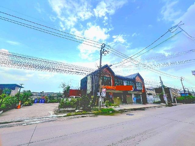 ติดถนนใหญ่ Windmill ตลาดกิ่งแก้ว 1.5 กม.อาคารพาณิชย์ 2 ชั้น  190ตร.ม.2 น้ำ.วิวบ่อน้ำกว้าง  เหมาะสำหรับออฟฟิศ ร้านอาหาร 