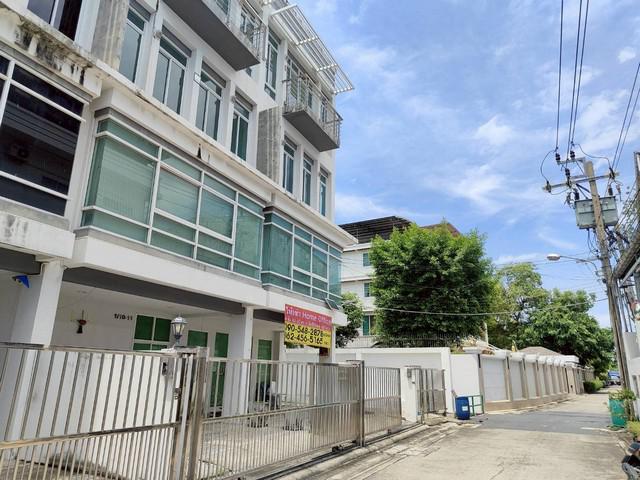 ให้เช่าโฮมออฟฟิศ Modern Style ขนาดใหญ่ 2 คูหา 4 ชั้น  ประชาอุทิศ 23 ใกล้ทางด่วน  สภาพใหม่   พร้อมเข้าอยู่   ZB111