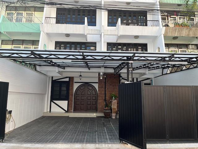 BH3663 ให้เช่าทาวน์โฮม 2 คูหาใจกลางสาทร ตกแต่งใหม่ พร้อมอยู่ พื้นที่ใช้สอยประมาณ 400 ตร.ม. | ที่ดิน 48 ตร.วา