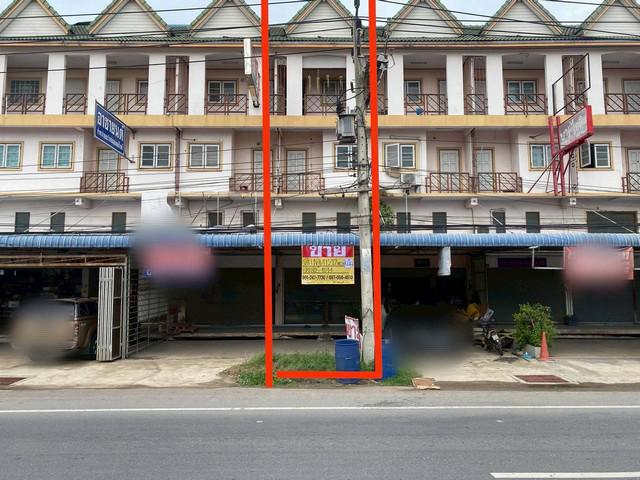 ขายอาคารพาณิชย์ 1 คูหา 3ชั้นครึ่ง 21.2ตร.วา  ใกล้โรงพยาบาลบ้านแพ้ว ติดถนนหลัก เส้นทางบ้านแพ้ว-พระประโทน  สมุทรสาคร 