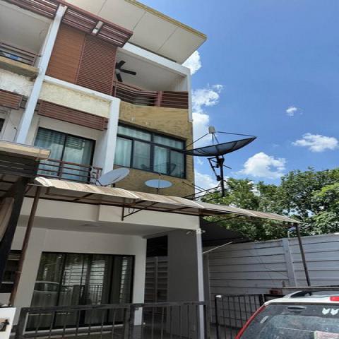  ให้เช่าทาวน์โฮม 3 ชั้น หลังมุม  หมู่บ้านซิกเนเจอร์วัชรพล ติดเพลินนารี่ มอลล์