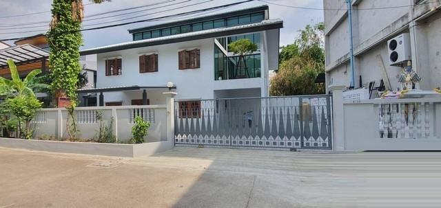 ให้เช่าบ้านเดี่ยว 3ห้องนอน 3ห้องน้ำ 2ห้องประชุมขนาดใหญ่ เหมาะทำโฮมออฟฟิศ ย่านโชคชัย4 บ้านพร้อมเครื่องปรับอากาศ มีที่จอดรถ 7คัน