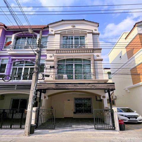 หลังมุม 26ตร.วา. 306ตร.ม. MRTโชคชัย4 1.26กม. ให้เช่าทาวน์โฮม 3 ชั้นเฟอร์นิเจอร์ Built-in ทั้งหลัง รร.นานาชาติโอ๊คเบอรี 2.6 กม. 4นอน 4 น้ำ 