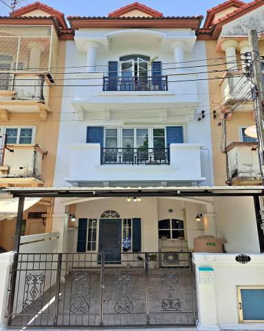ให้เช่าทาวน์โฮมออฟฟิศ บ้านสรานนท์ เช่า 22,000 บาท3.5 ชั้น 200 ตร.ม. 0958195559 @infinitycondo