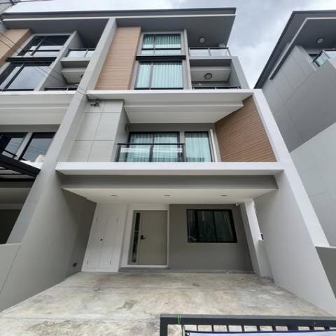 ให้เช่าทาวน์โฮม 3.5 ชั้น หลังมุม 220 ตรม. 4 ห้องนอน  Premium Place พหลโยธิน-รามอินทรา ใกล้ Big C สะพานใหม่