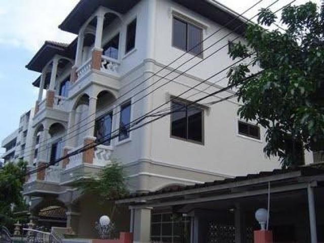 ให้เช่าทาวน์โฮม 3ชั้น จำนวน4ห้องนอน3ห้องน้ำ จอดรถ1คัน ซอยพหลโยธิน19 ใกล้MRTพหลโยธิน พร้อมเครื่องปรับอากาศ5เครื่อง