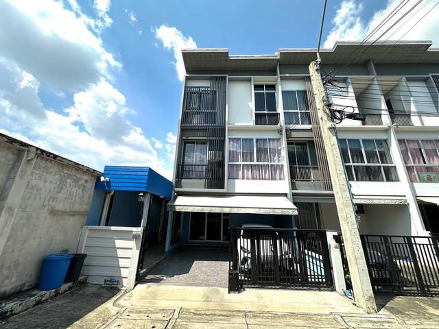 Townhome สัมมากร อเวนิว รามอินทรา-วงแหวน 3 ห้องนอน 25 ตาราง-วา 3550000 B. ใกล้กับ แฟชั่นไอส์แลนด์ เป็นส่วนตัว ใกล้แฟชั่นไอส์แลนด์