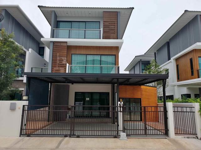 ให้เช่าบ้านแฝด 3 ชั้น 243 ตร.ม. 4 ห้องนอน โครงการ ศุภาลัย เอสเซ้นส์ ลาดพร้าว 107 บ้านเปล่า ใกล้เดอะมอลล์บางกะปิ