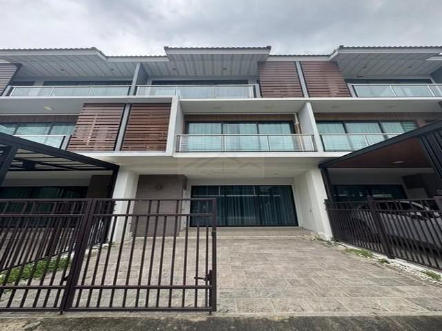 ขายทาวน์โฮม 3 ชั้น ย่านลาดพร้าว บางกะปิ โครงการ ศุภาลัย เอสเซ้นส์ ซอยลาดพร้าว 107 ใกล้รถไฟฟ้าสีเหลือง บ้านใหม่ไม่เคยเข้าอยู่