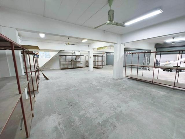 ให้เช่าอาคารพาณิชย์ 3 คูหาทะลุกัน MRT จรัญฯ 13 1กม  กว้างขวาง ทำเลดี จรัญฯ 13 เหมาะกับเป็นโกดังขนาดกลาง เก็บของสต็อก