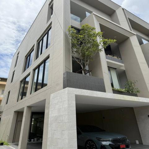  ให้เช่าPENTHOUSE Master Bedroom   4 ชั้น แอร์ทุกชั้น  527 ตารางเมตร มีลิฟท์ส่วนตัว  หลังCentral eastville